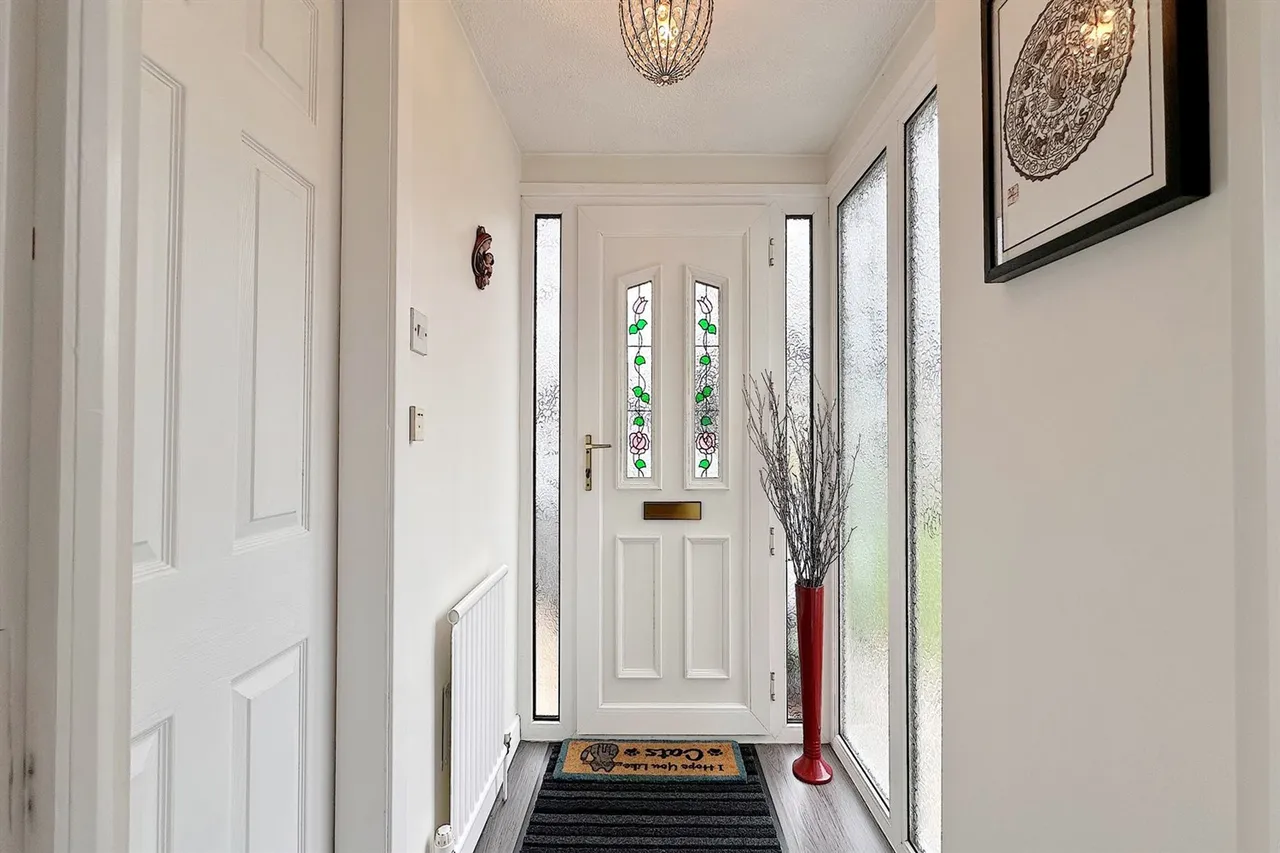 Lindisfarne Drive, Stockport, photo 5