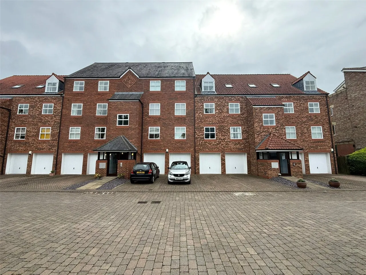 2 bed flat for sale — Nursery Gardens, Thirsk, North Yorkshire, YO7 1FT