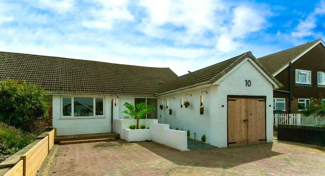3 bed house for sale — Langney Green, Eastbourne