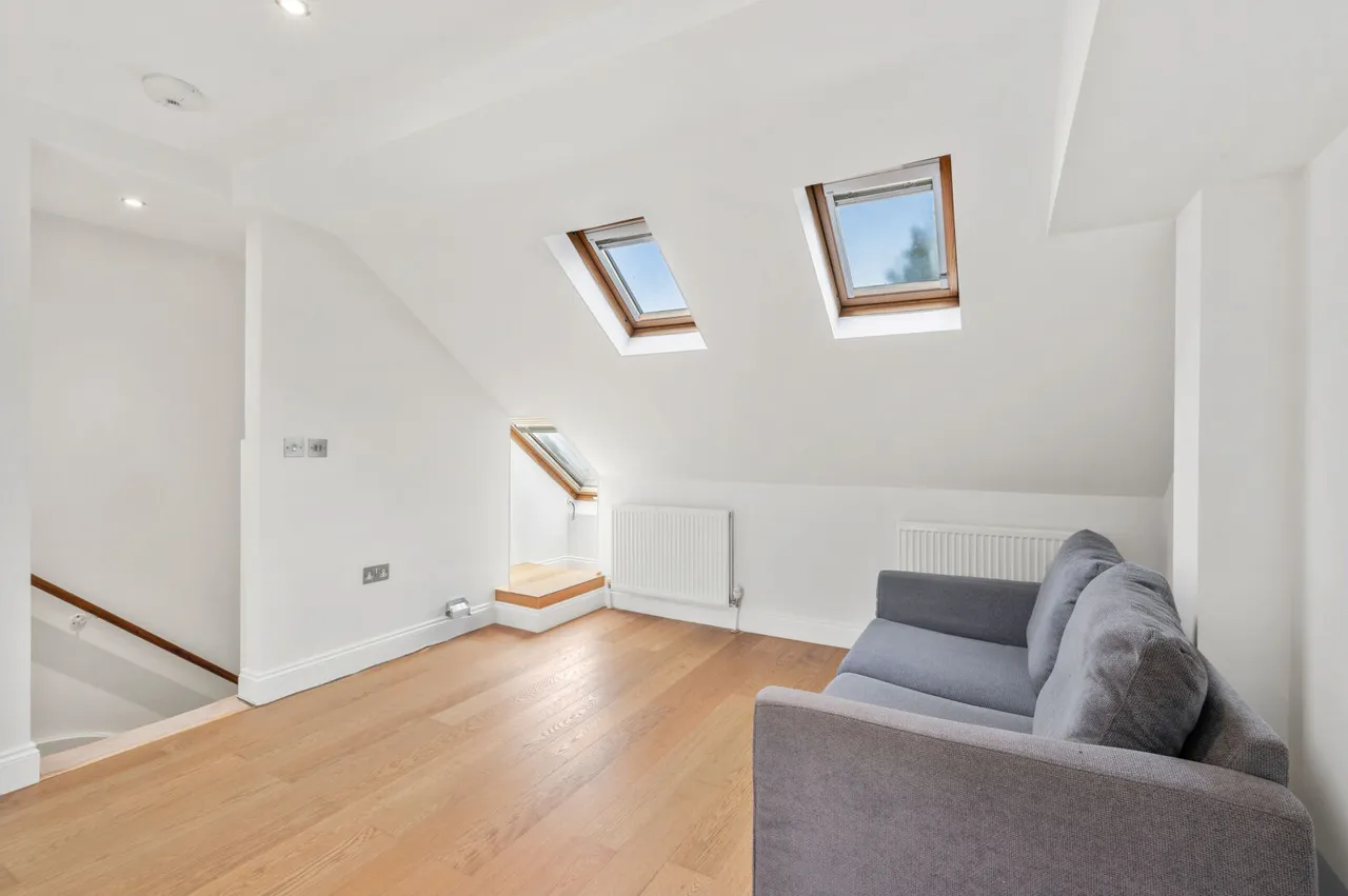 2 bed flat to rent, Gore Road, London, SW20