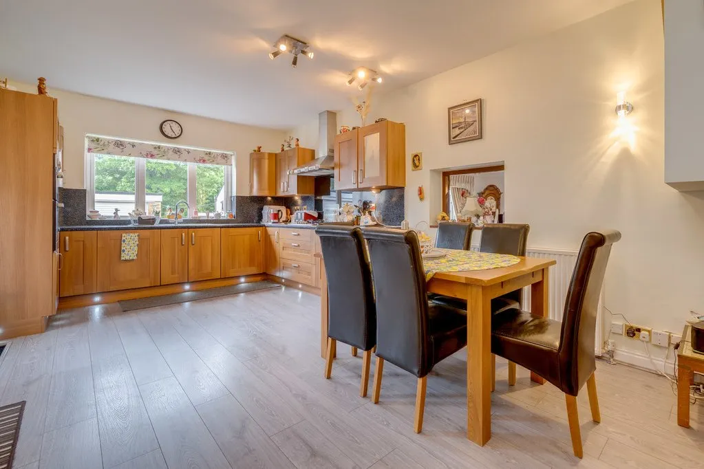 Bradford Road, Birstall WF17 9JB, photo 9