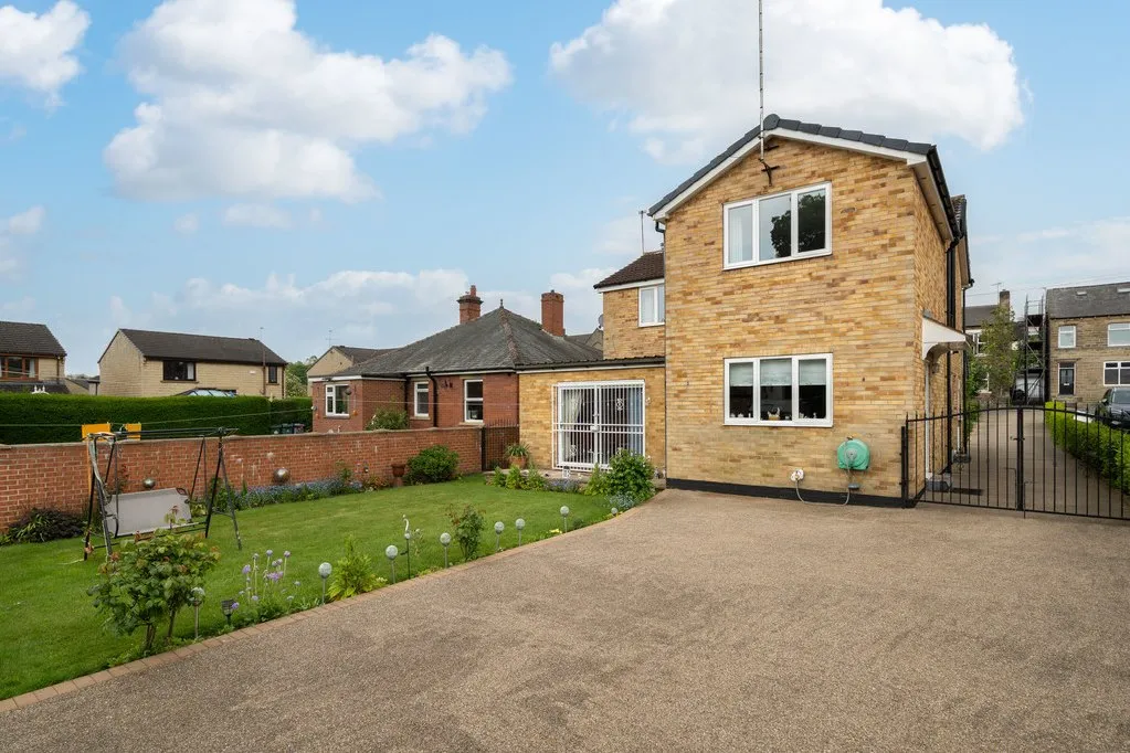 Bradford Road, Birstall WF17 9JB, photo 21