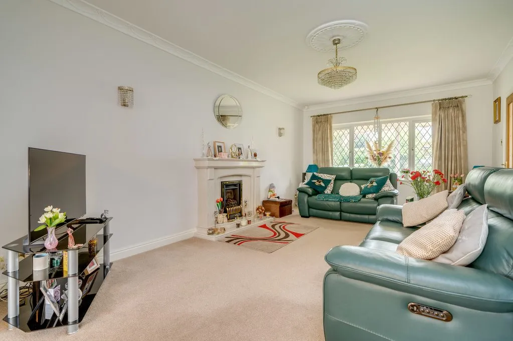 Bradford Road, Birstall WF17 9JB, photo 11