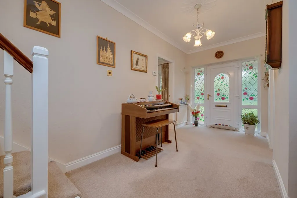 Bradford Road, Birstall WF17 9JB, photo 23
