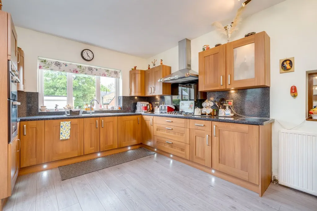Bradford Road, Birstall WF17 9JB, photo 7
