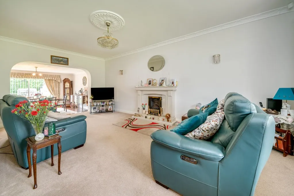 Bradford Road, Birstall WF17 9JB, photo 13