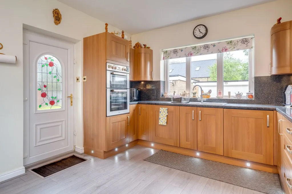 Bradford Road, Birstall WF17 9JB, photo 8