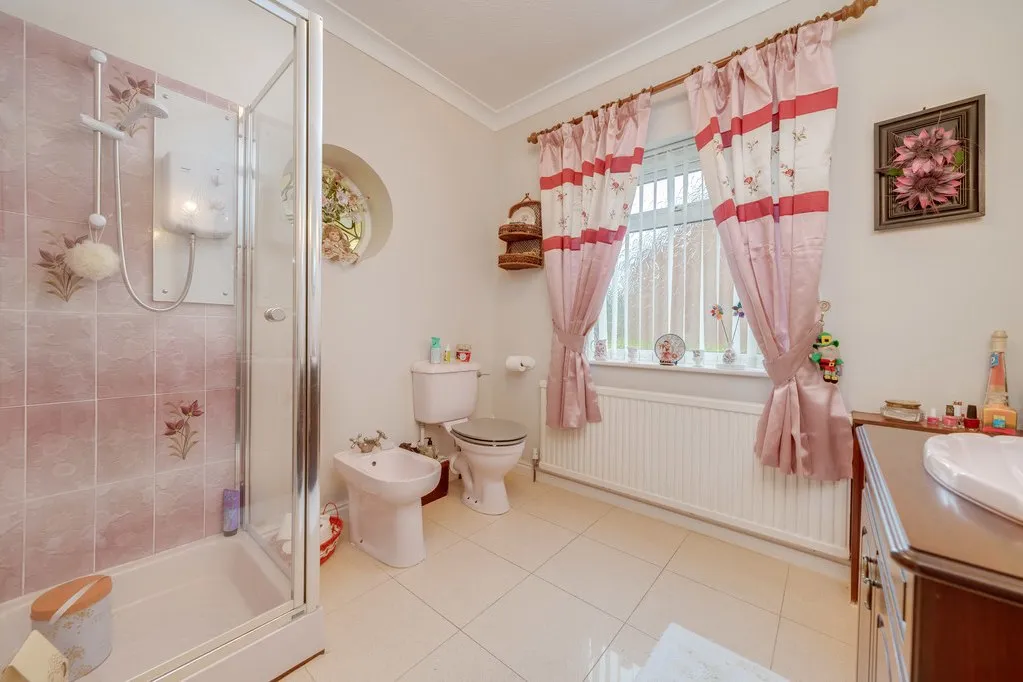 Bradford Road, Birstall WF17 9JB, photo 25