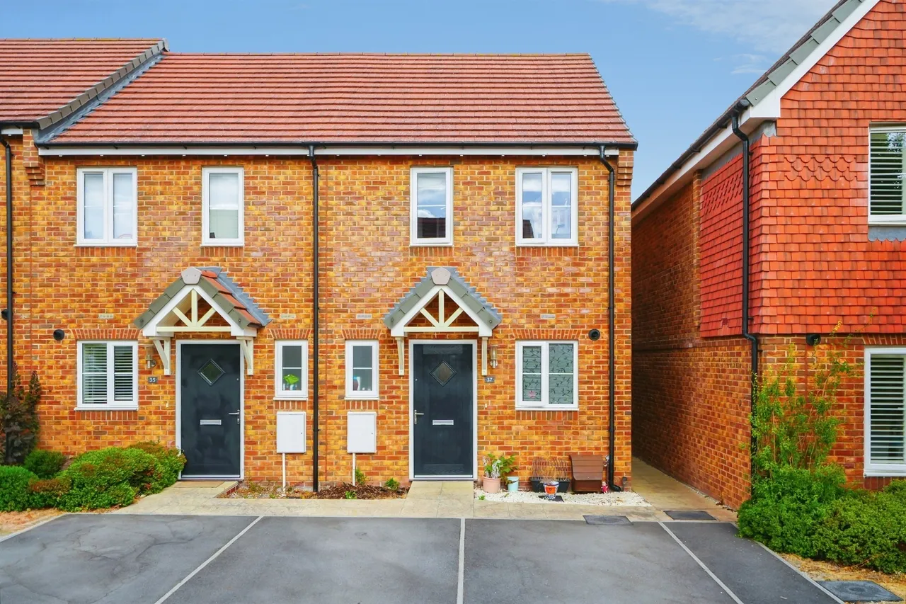 2 bed house for sale — Chamomile Way, DIDCOT