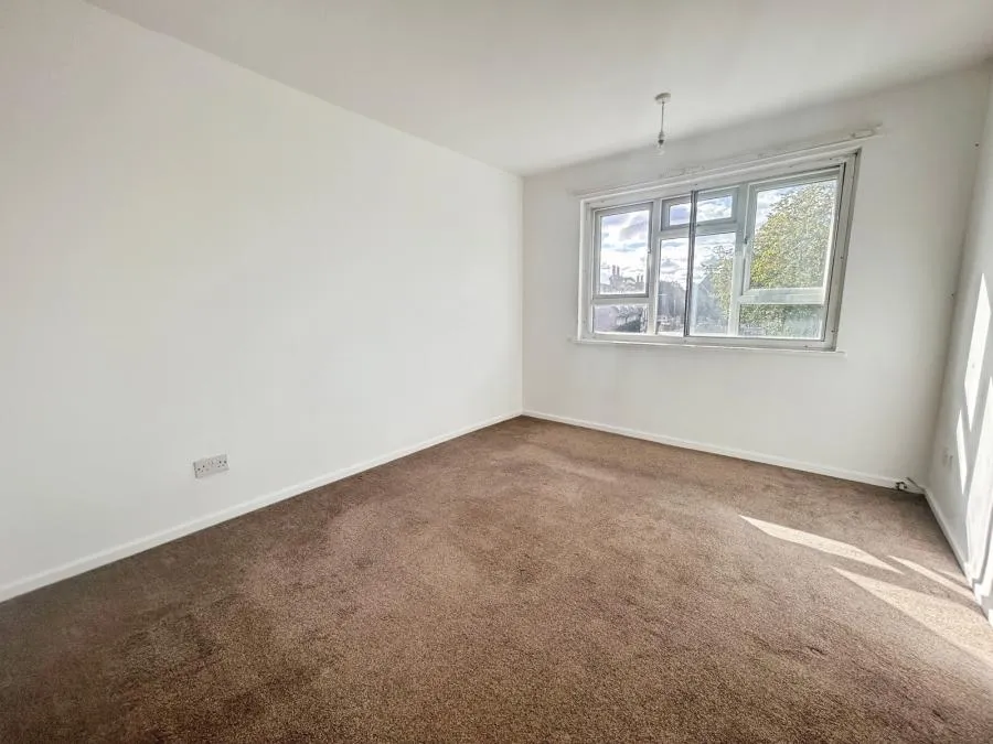 2 bed flat to rent, The Broadway, Thatcham, RG19