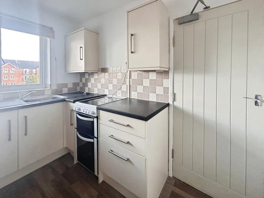The Broadway, Thatcham, RG19, photo 3