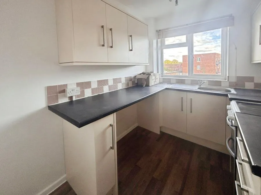 The Broadway, Thatcham, RG19, photo 6
