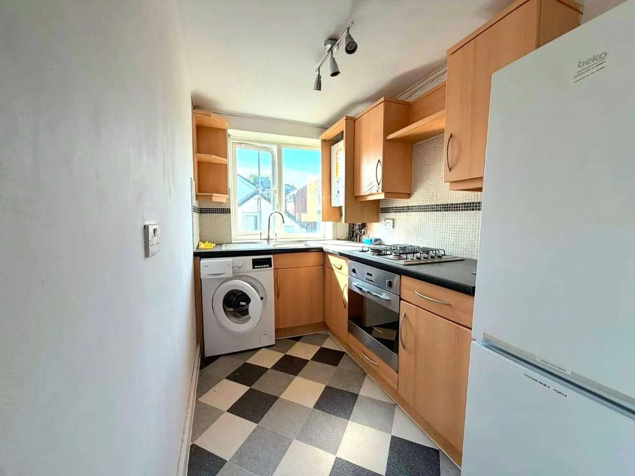 Walton Road, Woking, GU21, photo 3