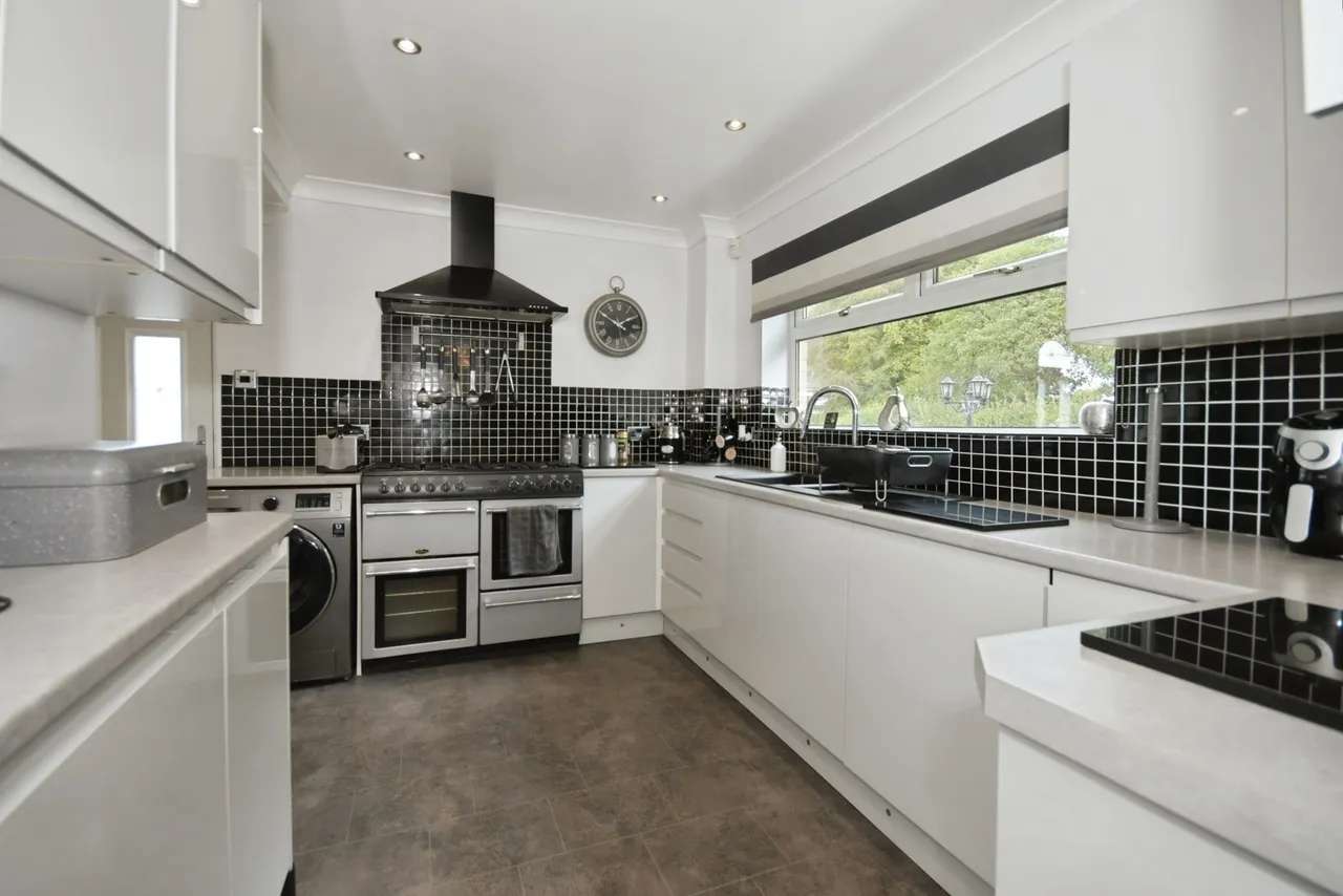 Ruthyn Avenue, CHESTERFIELD, Derbyshire, S43, photo 3
