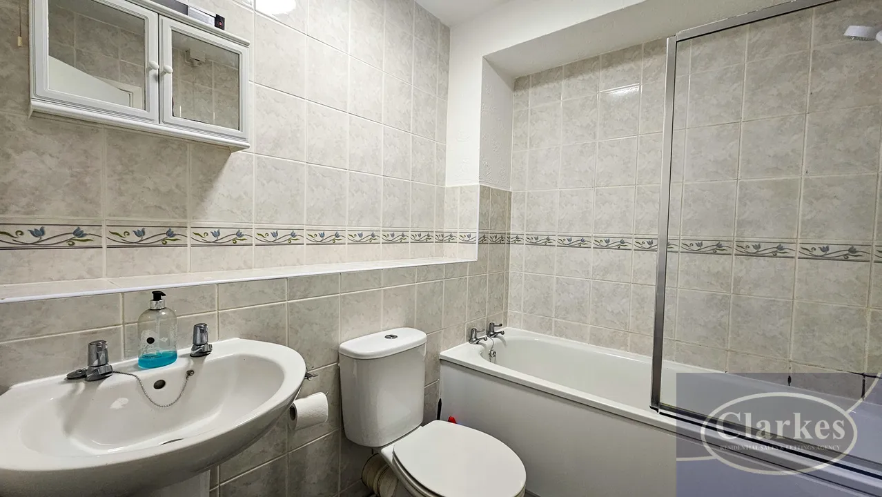 Bed First Floor Flat in Meyrick Park, photo 6