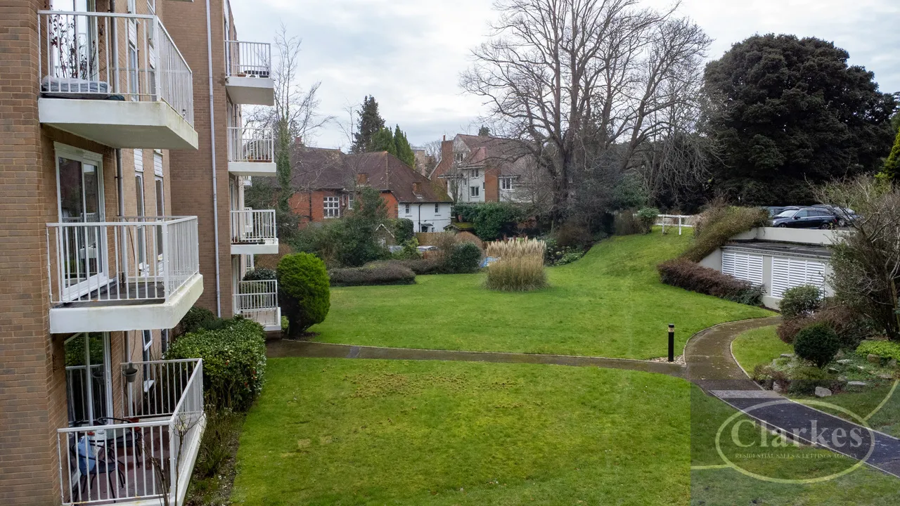 Bed First Floor Flat in Meyrick Park, photo 10