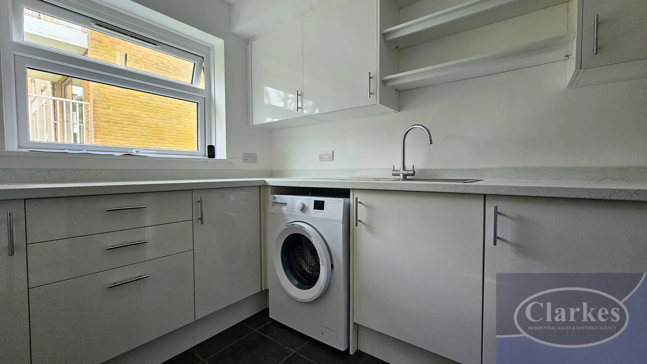 Bed First Floor Flat in Meyrick Park, photo 12