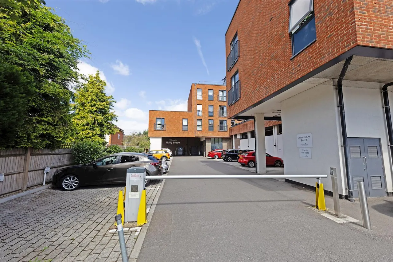 High Street, Cobham, KT11, photo 18