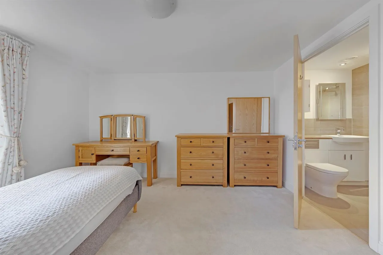 High Street, Cobham, KT11, photo 9