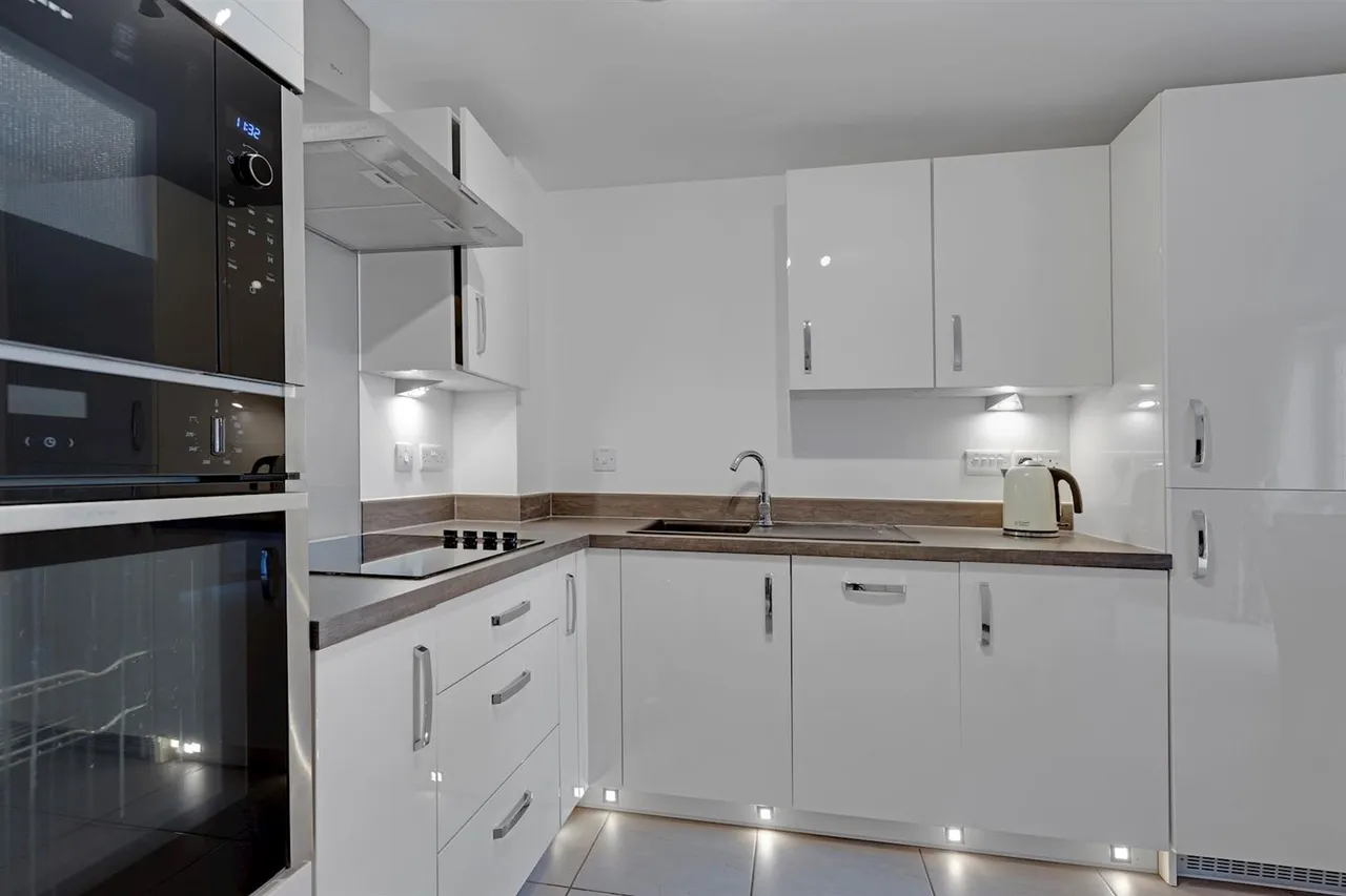 High Street, Cobham, KT11, photo 4