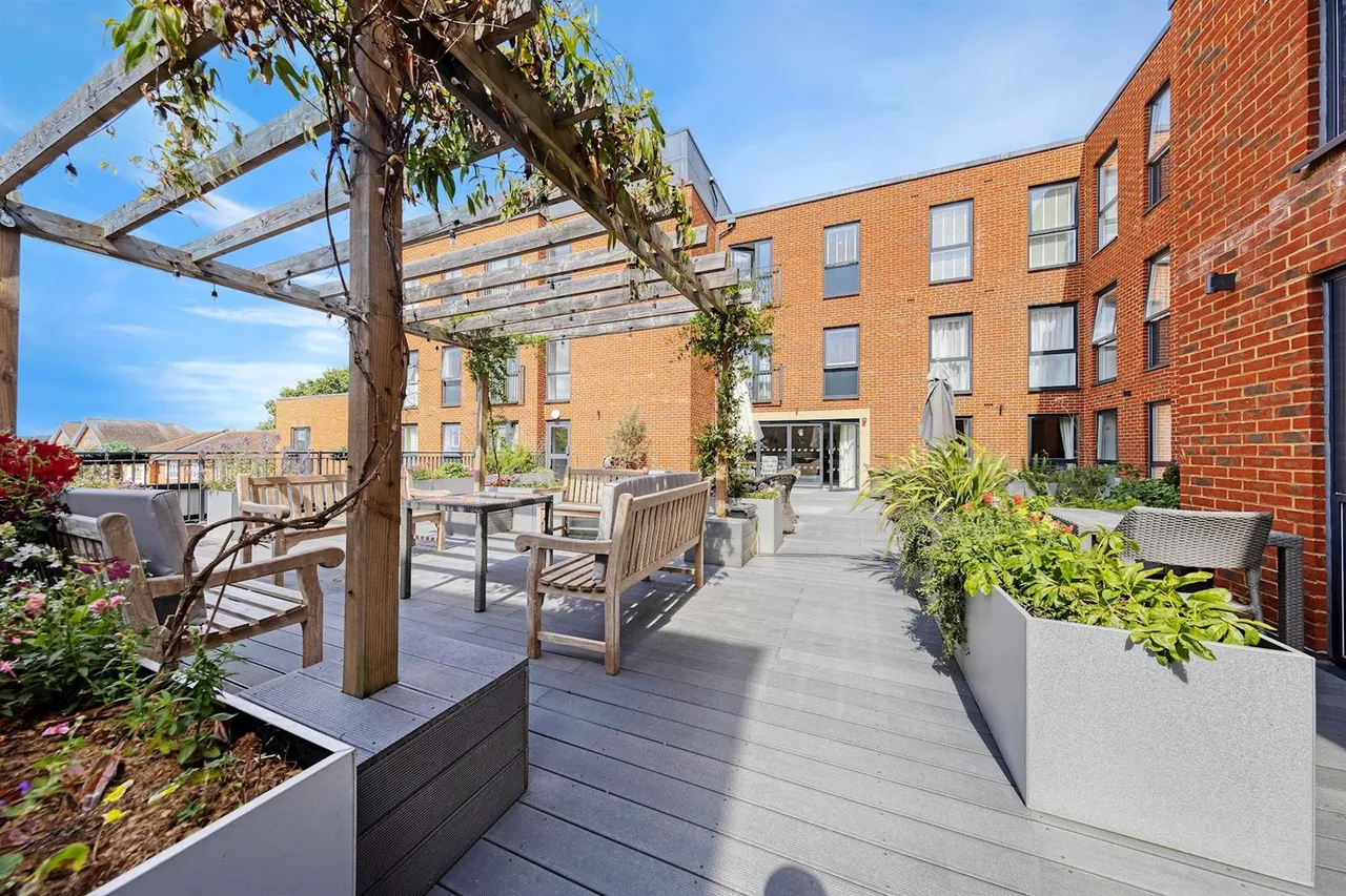 2 bed flat for sale, High Street, Cobham, KT11