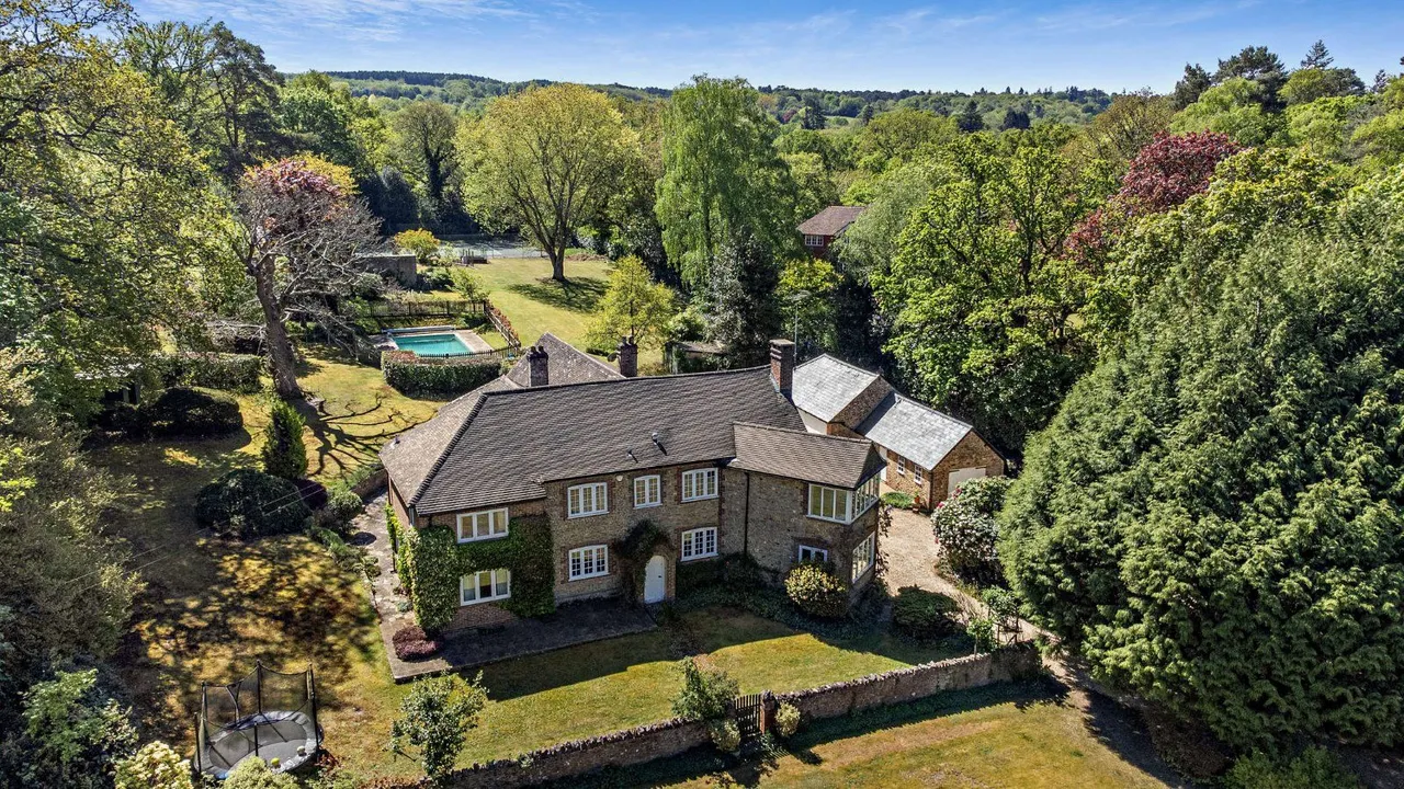 6 bed house for sale — Jumps Road, Churt, Farnham, GU10 2LD