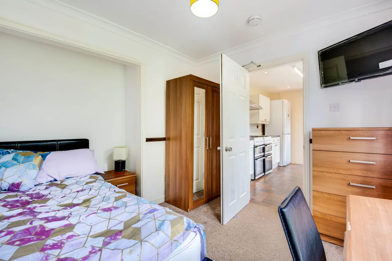 Blackwell Avenue, Guildford, GU2 8LU, photo 2