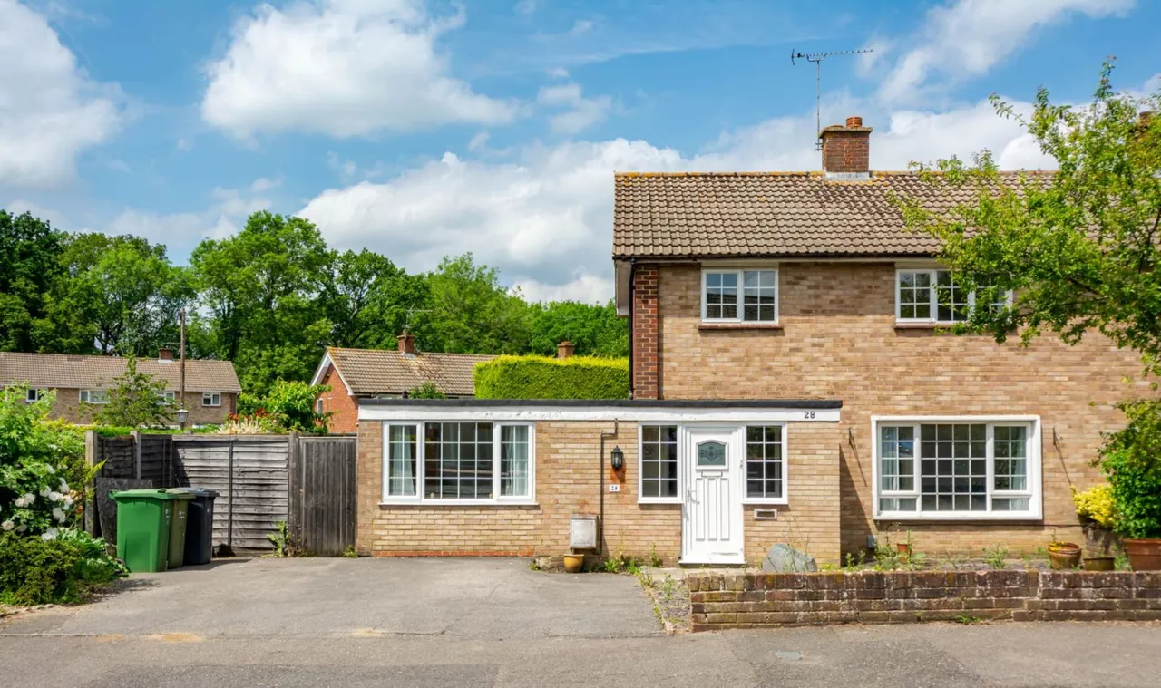 6 bed house to rent — Blackwell Avenue, Guildford, GU2 8LU