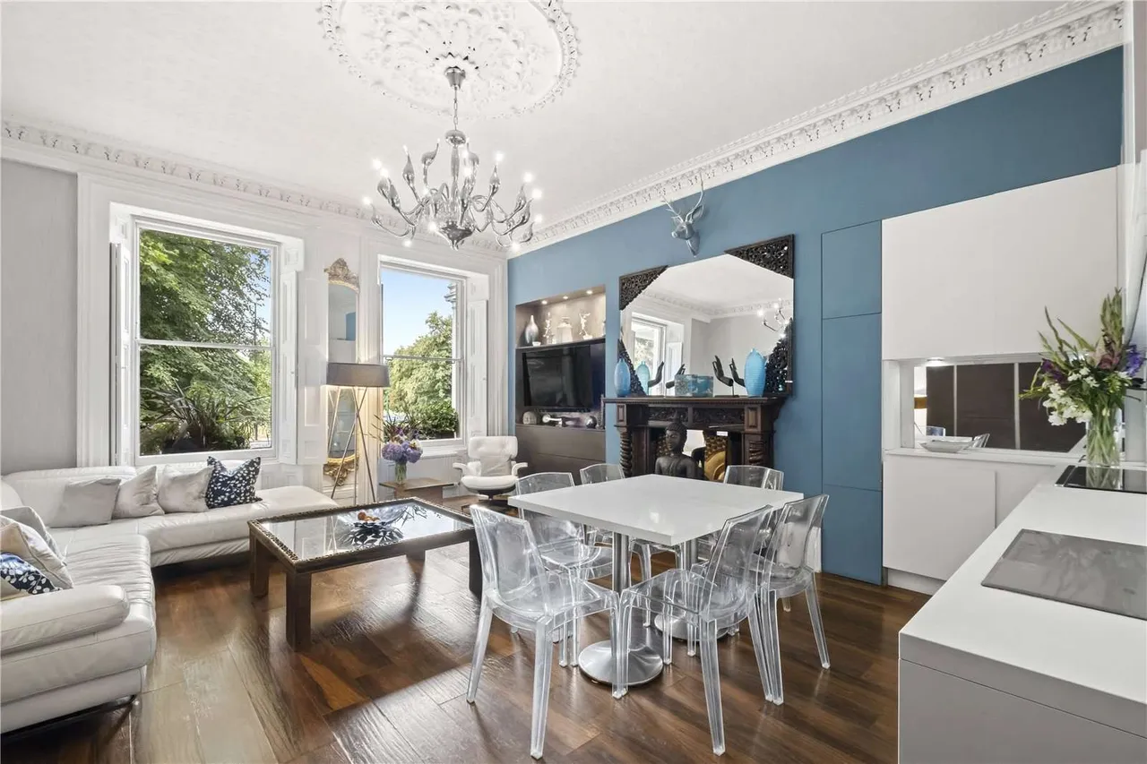 3 bed flat for sale — Clapham Common South Side, London, SW4 9DA