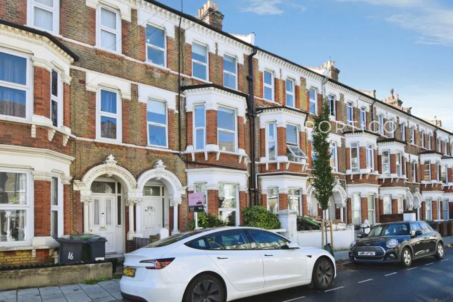2 bed flat to rent, Mayflower Road, London, SW9
