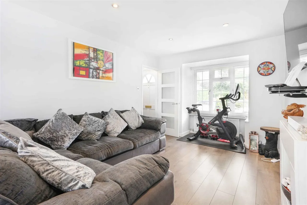 Finlay Gardens, Addlestone, KT15, photo 4
