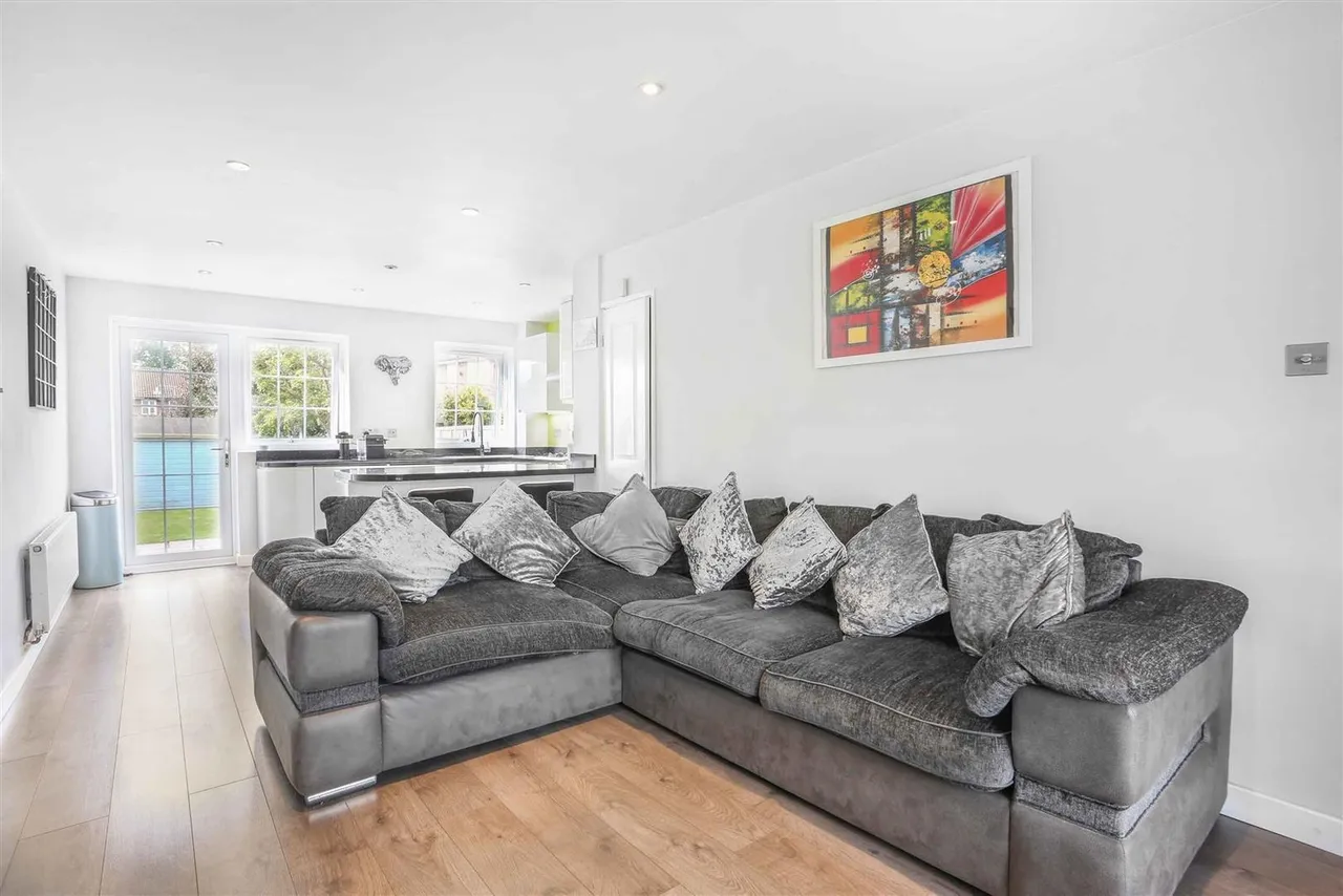 Finlay Gardens, Addlestone, KT15, photo 3