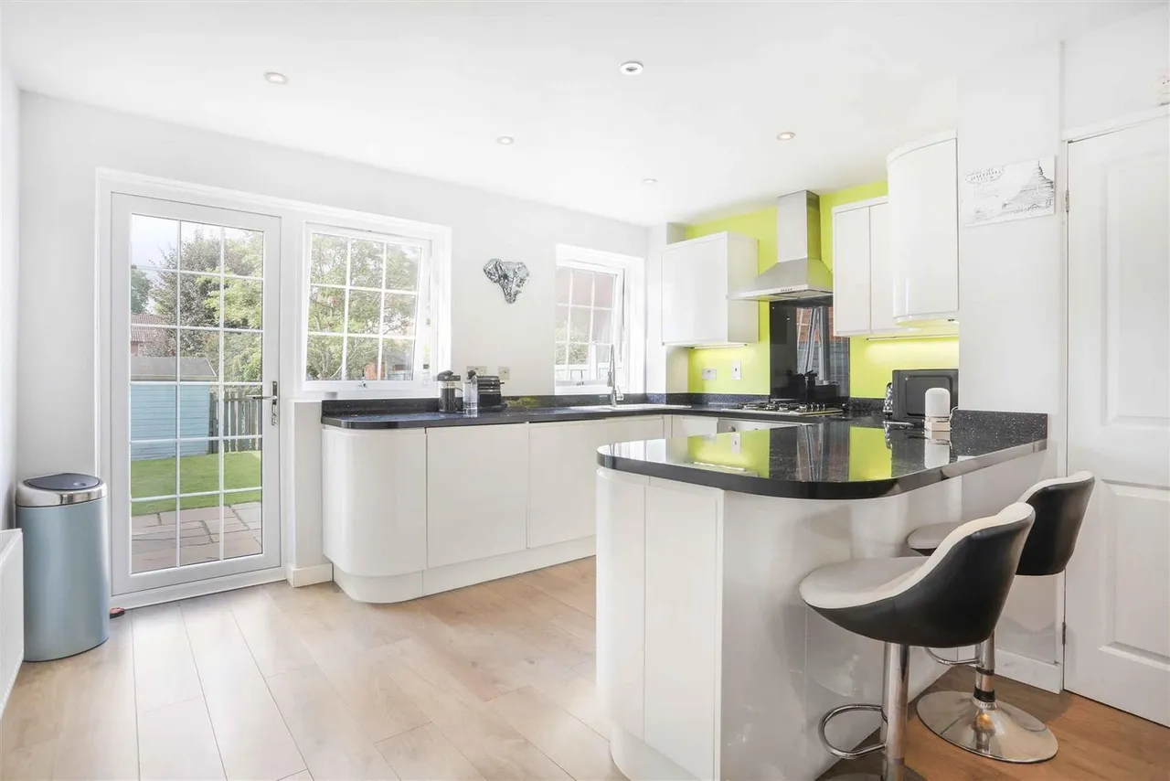 Finlay Gardens, Addlestone, KT15, photo 5