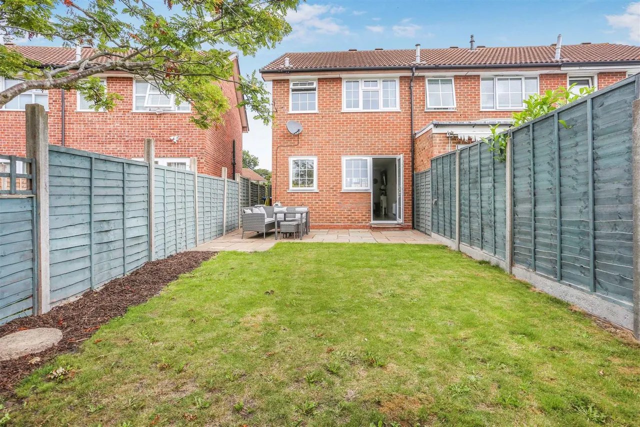 Finlay Gardens, Addlestone, KT15, photo 10