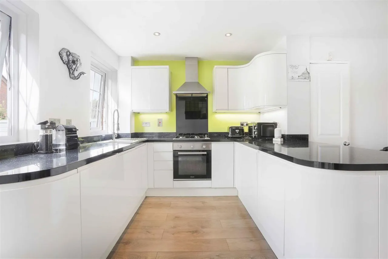 Finlay Gardens, Addlestone, KT15, photo 6