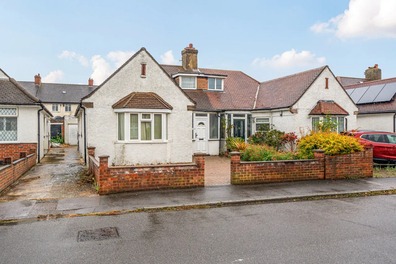 3 bed house for sale, Willow Gardens, Ruislip, HA4