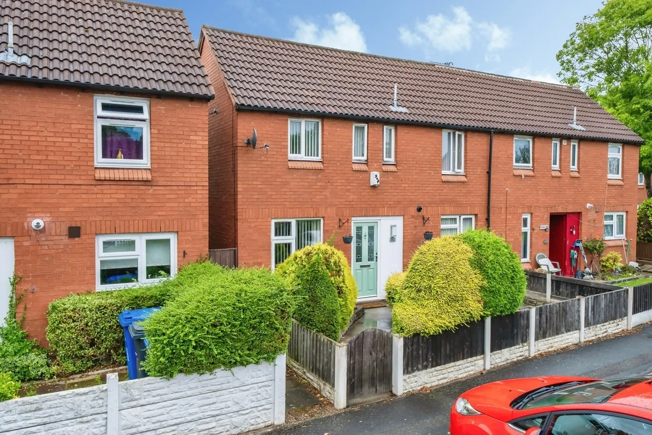 3 bed house for sale — Rowland Close, Fearnhead, Warrington, Cheshire, WA2