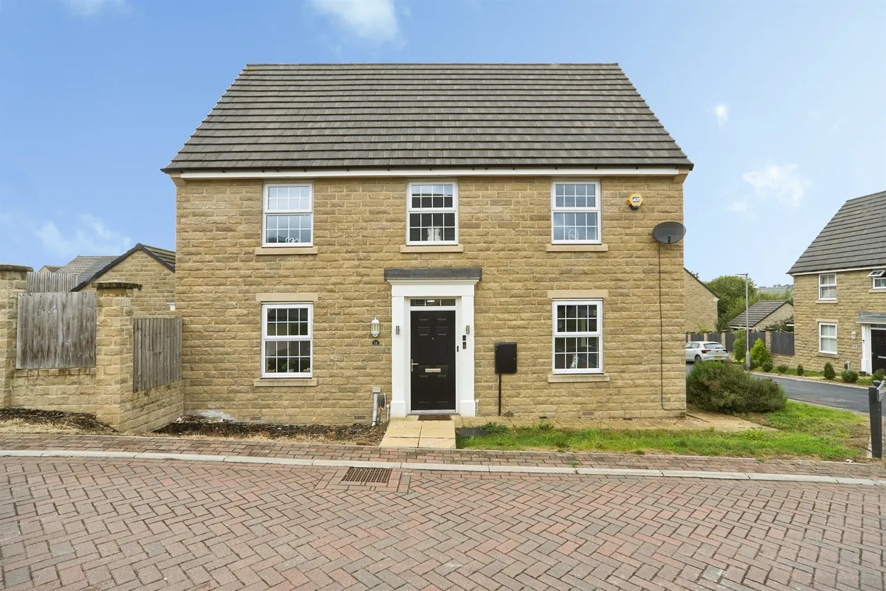 4 bed house for sale — Hewenden Drive, Cullingworth, Bradford