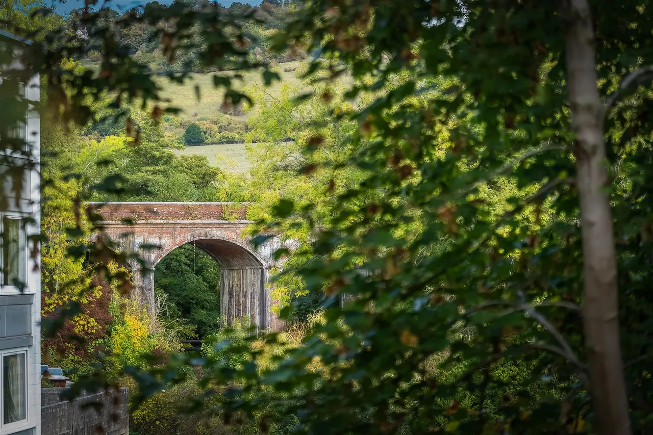 Leslie Road, Pixham, RH4, photo 12