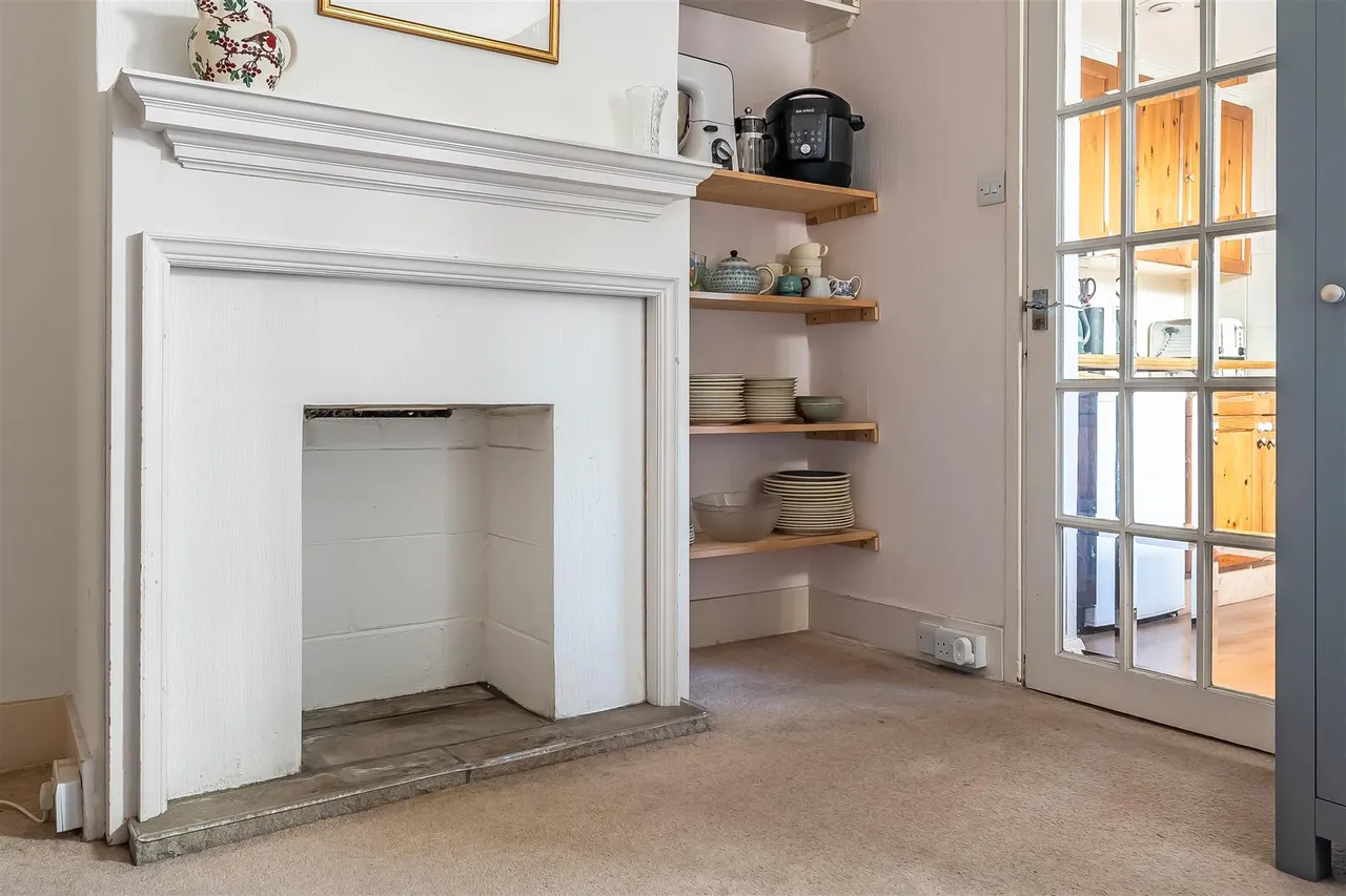 Leslie Road, Pixham, RH4, photo 13
