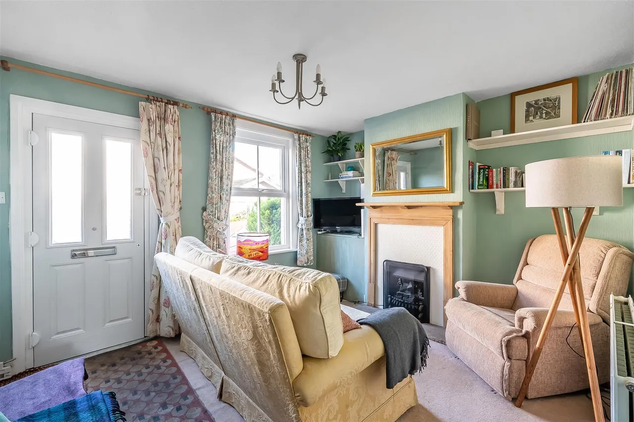 Leslie Road, Pixham, RH4, photo 2