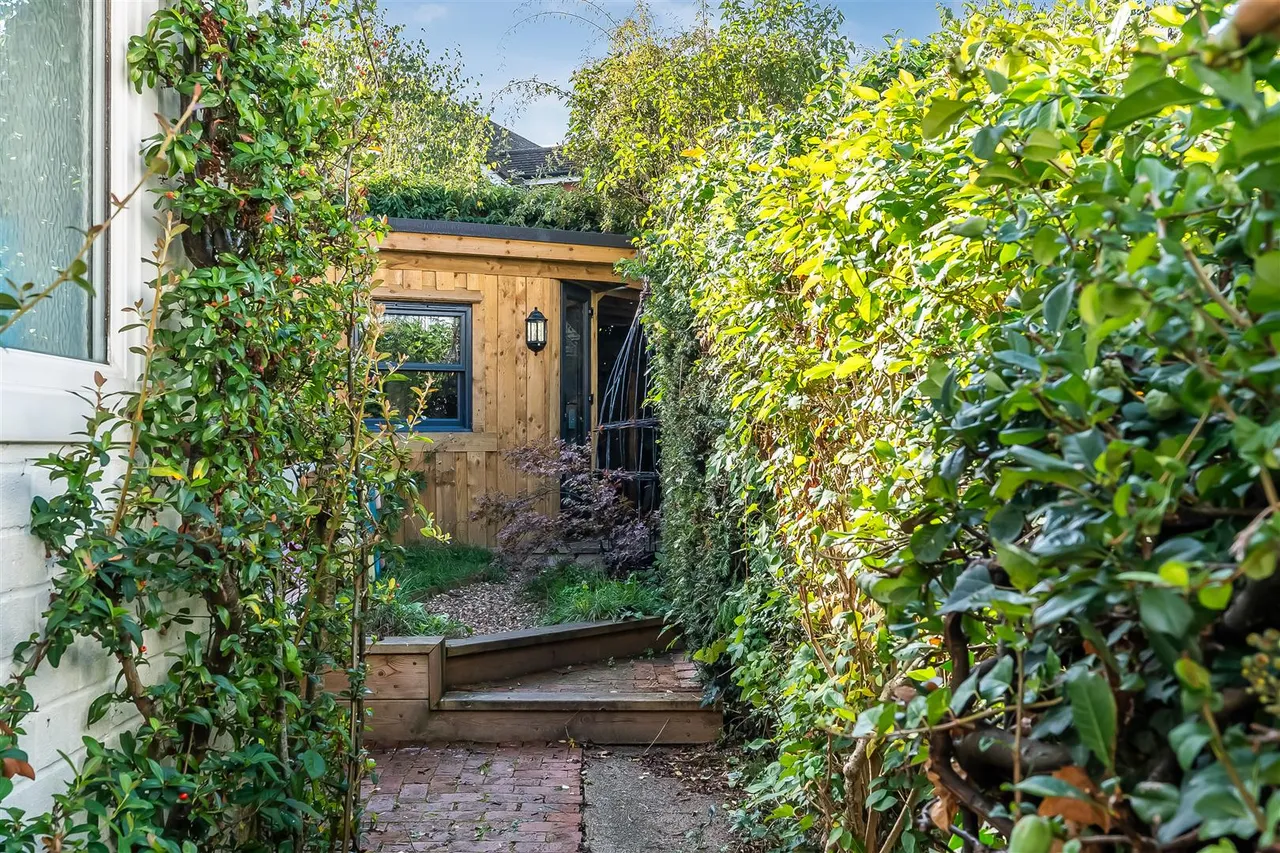 Leslie Road, Pixham, RH4, photo 10