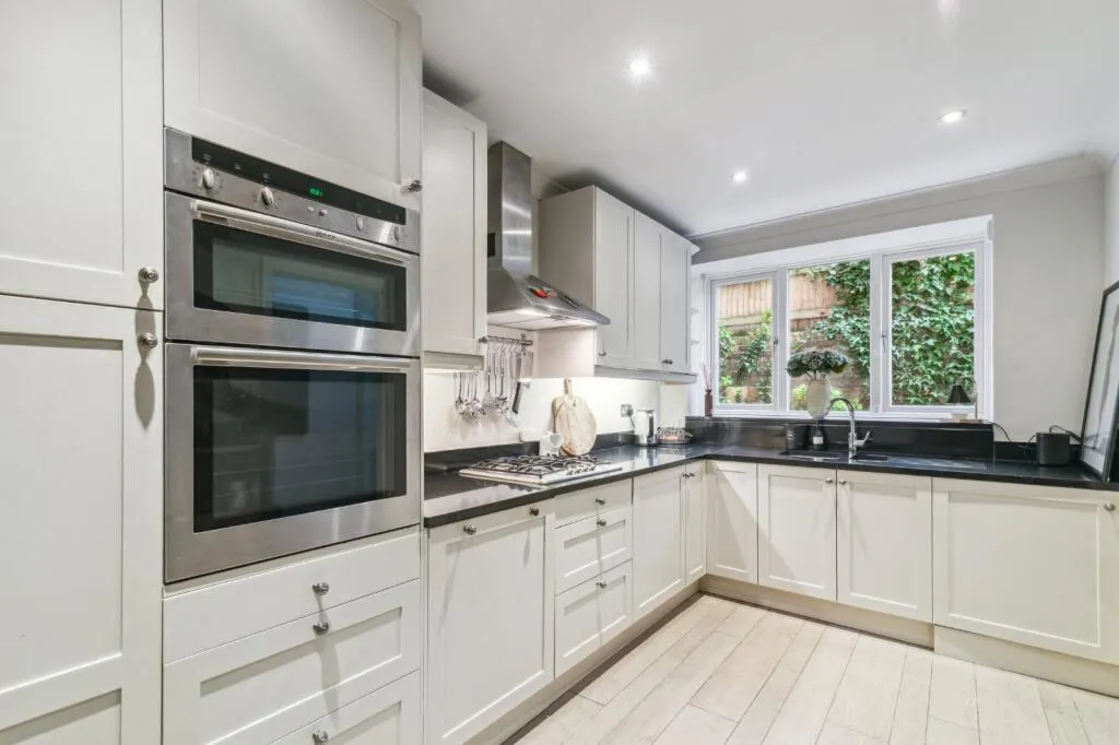 Upper Richmond Road, London, SW15, photo 2