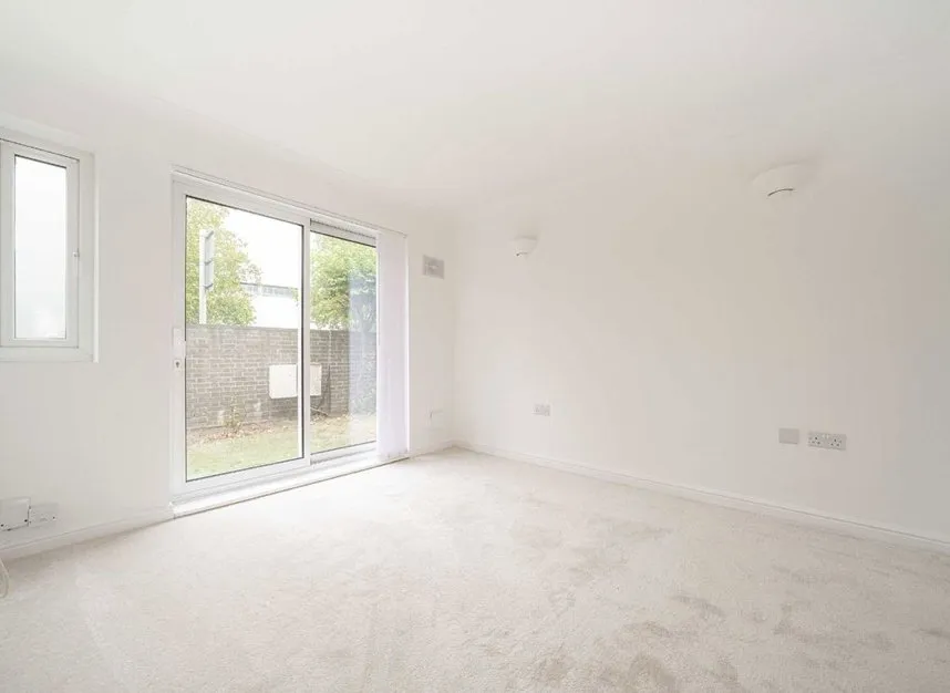 Kempton Court, Sunbury-on-thames, TW16, photo 2