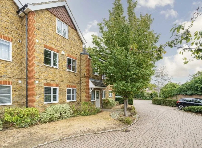 2 bed flat for sale — Kempton Court, Sunbury-on-thames, TW16