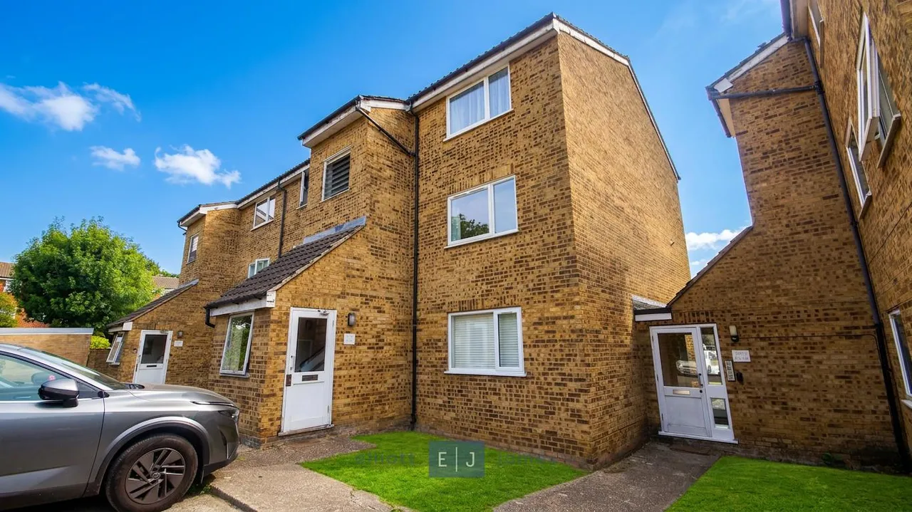1 bed flat for sale — Swans Hope, Loughton
