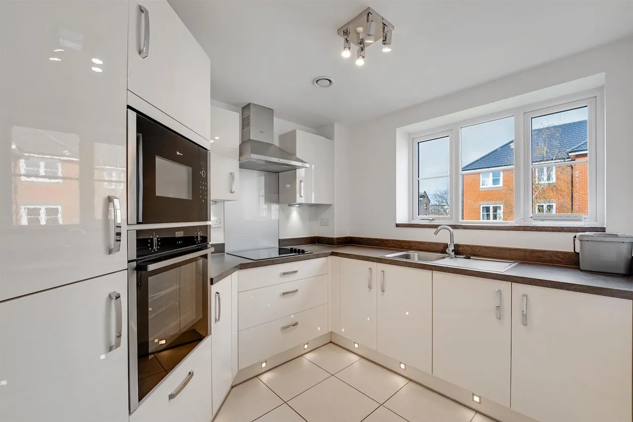 Churchfield Road, Walton-On-Thames, KT12, photo 2