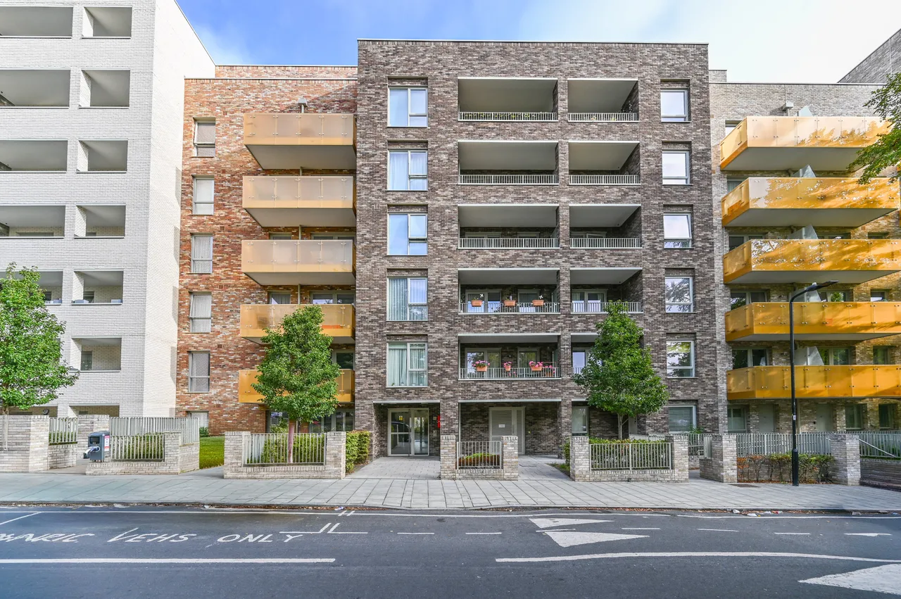 3 bed flat for sale, London, W3