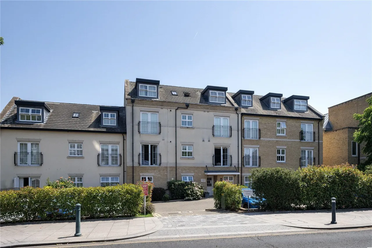 2 bed flat for sale, High Street, Hampton Hill, TW12