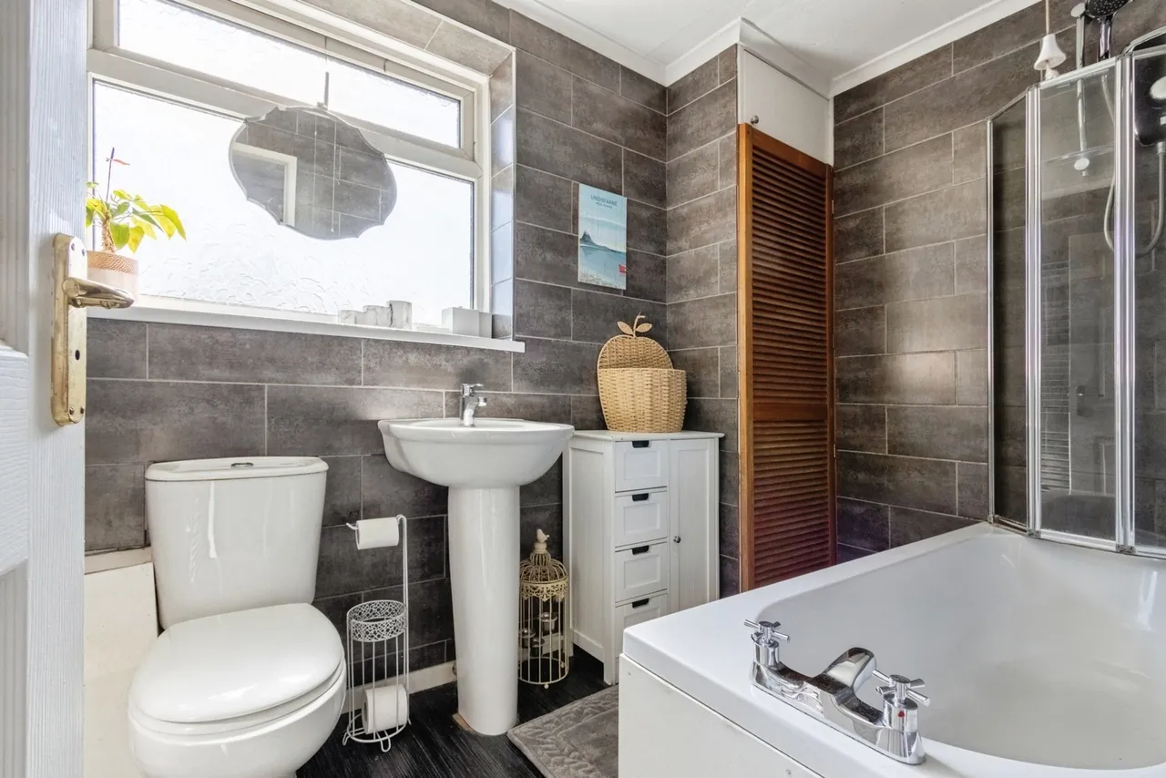 Manor Crescent, Walton, Wakefield, West Yorkshire, WF2, photo 11